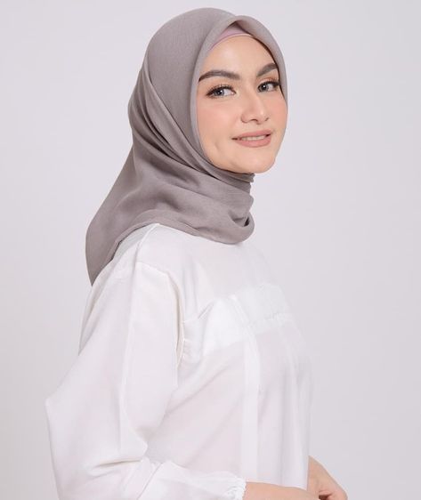 Foto Formal Kerja, Professional Linkedin Photo, Business Portraits Woman, Linkedin Photo, Professional Profile Pictures, Scarf Photography, Female Portrait Poses, Professional Headshots Women, Hijab Model