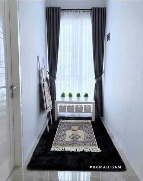 Sacred Space Ideas, Sacred Space At Home, Elegant Dorm Room, Muslim Prayer Room Ideas, Islamic Interior Design, Prayer Room Ideas, Estilo Hijab, Prayer Corner, Small House Interior Design