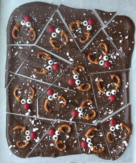 Chocolate peppermint reindeer bark is a fun Christmas treat that's super easy to make. @itsalwaysautumn Reindeer Bark, Christmas Bark, Easy Holiday Treats, Christmas Appetizers Party, Xmas Treats, Easy Christmas Treats, Christmas Food Gifts, Christmas Candy Recipes, Christmas Treat