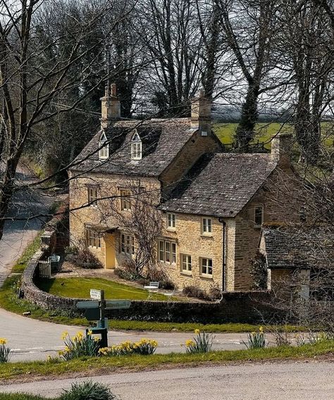 Historical English Cottage, Large Stone Cottage, Old English Buildings, English Country Cottage Exterior, British Country House, Stone Cottage Homes, Old English House, Rural Farmhouse, Large Cottage