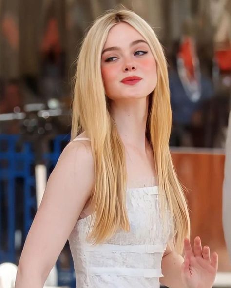 Elle Fanning Aesthetic Icon, Blonde Hair Blue Eyes Actress, Elle Fanning Makeup, Glowup Moodboard, Ell Fanning, Elle Fanning Aesthetic, Ella Fanning, Elle Fanning Hair, Ellie Fanning