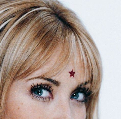 Mia Colucci, 2000s Fashion Trends, Girl Friendship, Clip Hairstyles, Music Images, Mia 3, 2000s Fashion, Aesthetic Makeup, Best Shows Ever