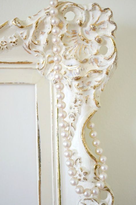 White And Gold Mirror Frame, White And Gold Bedroom Furniture, White And Gold Mirror, White Furniture Bedroom, Deck Furniture Layout, Antiquing Furniture Diy, Design Mirror, Antique Picture Frames, Mirror Ideas