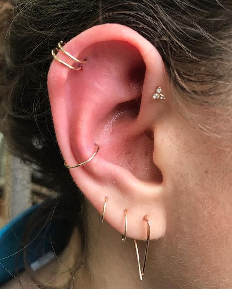 adrian daniel castillo on Instagram: “Fresh Yellow Gold twin helix // Conch. Done at @108.us in Brooklyn. We still have time available this week. Book in bio.” Double Helix Piercing, Piercing Face, Ear Peircings, Double Ear Piercings, Helix Piercings, Cool Ear Piercings, Double Piercing, Cute Stud Earrings, Cute Ear Piercings