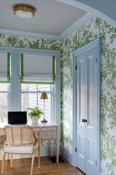 Colorful House Interior Ideas, Bright Blue Office, Old Southern Homes Interior, Grand Millenial, Grand Millennial Style, Casa Disney, Florida House, Small Office, Green Wallpaper