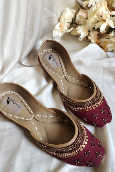 Traditional Jutti, Pakistani Shoes, Indian Wedding Shoes, Fancy Sandals, Indian Shoes, Fashion Shoes Heels, Fashion Shoes Sandals, Cute Slippers, Embroidery Shoes