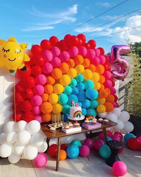 Simple Rainbow Birthday Decorations, Balloon Decor At Home, Ballon Rainbow Diy, Diy Rainbow Decorations Birthday, Rainbow Party Ideas Decorations, Rainbow Balloon Decorations For Birthday, Balloon Decorations For Birthday Kids, Rainbow Ideas Decorations, Rainbow High Birthday Party Decorations