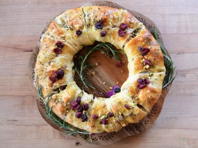 Gooey Brie Crescent Wrap, Cranberry Brie Crescent Wreath, Crescent Wrapped Brie, Brie Crescent Roll Baked, Crescent Roll Wreath Recipes, Baked Brie Appetizer, Brie Cranberry, Brie Appetizer, Thanksgiving 2022