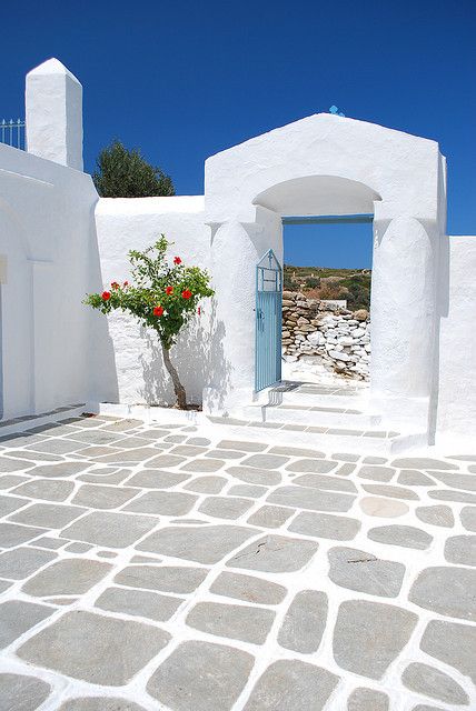 Sifnos island, Greece Greek Style Home, Greek Homes, Georgiana Design, Santorini House, Greek Decor, Island Villa, Greek House, Greece Islands, Mediterranean Garden