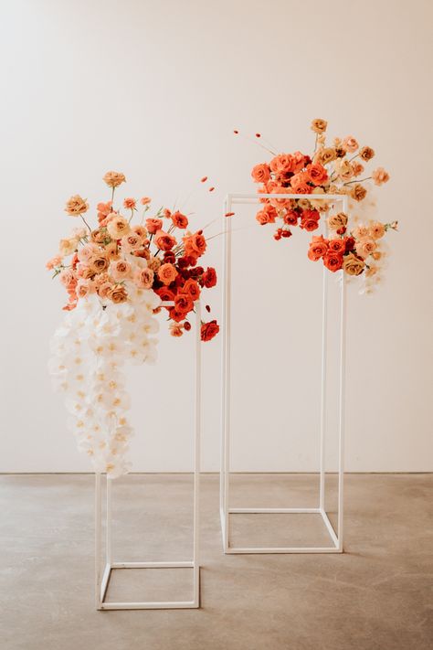 Minimalist Flower Decor, Minimal Colorful Wedding Decor, Wedding Arch Minimal, Minimal Arch Wedding, Fall Minimalist Wedding Decor, Abstract Wedding Decor, Wedding Alter Ground Florals, Modern Flowers Wedding, Wedding Flowers Minimalist