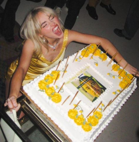 Sabrina Carpenter's 25th Birthday Cake Was A Leonardo DiCaprio Meme Leonardo Dicaprio Meme, Giant Birthday Cake, 25th Birthday Cakes, Turning 25, 25th Birthday Parties, Sweet Romance, 25th Birthday, Kate Hudson, Leonardo Dicaprio