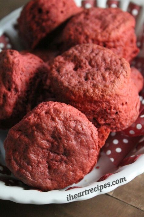 Red Velvet Biscuits Recipe I Heart Recipes, Red Velvet Recipes, Heart Recipes, Velvet Cake Recipes, Southern Recipes Soul Food, Crunch Cake, Biscuit Rolls, Biscuit Mix, Oreo Dessert