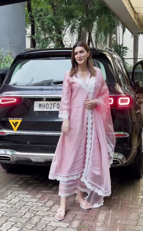 Anarkali Dress With Pants, Pink Salwar Suit Design, Kurti Set For Wedding, Kriti Sanon Suit, Kurtha Surwal Design, Kriti Sanon In Kurti, Pink Churidar Designs, Celebrity Kurti Outfits, Kurta With Dupatta For Women