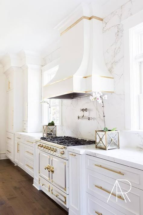 These gorgeous white kitchen ideas range from modern to farmhouse and all in between. Get great ideas on white kitchens with all these home… White Kitchen Ideas Modern, Gorgeous White Kitchen, Silestone Countertops, Kitchen Ikea, Classic Kitchen, Kitchen Hoods, Gold Kitchen, Coastal Kitchen, Plywood Furniture