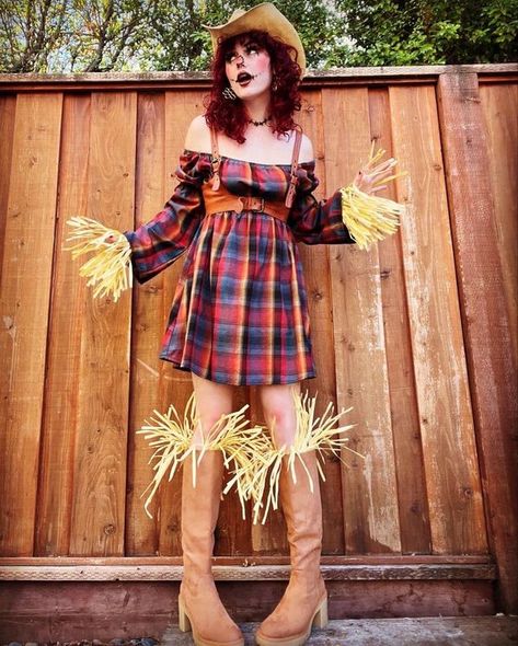 Glitter and Mason Jars Scarecrow Costume Women Wizard Of Oz, Auburn Hair Costume Ideas, Autumn Halloween Costume, Scarecrow Outfit Ideas, Home Made Costume Ideas, Family Scarecrow Costumes, Female Scarecrow Costume, Scarecrow Costume Women Diy, Couples Scarecrow Costume