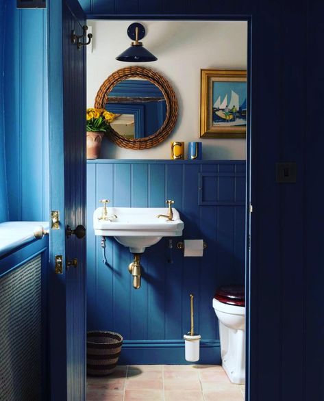 19 Creative Navy Blue Bathroom Design Ideas - Inyouths Blog Small Navy Bathroom, Navy Blue Powder Room, Blue Powder Room Ideas, Boys Bathroom Ideas, Blue Bathroom Design, Blue Powder Room, Navy Blue Bathroom, Bathroom Wainscoting, Dark Blue Tile