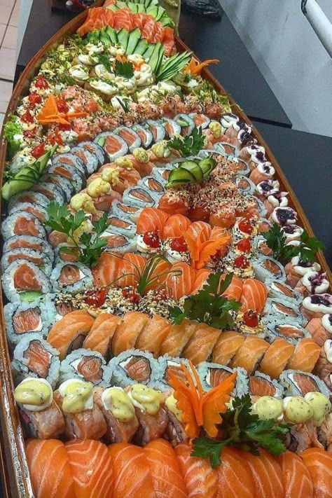 Food In Japan, Sushi Boat, Tropical Food, Sushi Recipes, Think Food, Food Obsession, Finger Food, Tag A Friend, Pretty Food