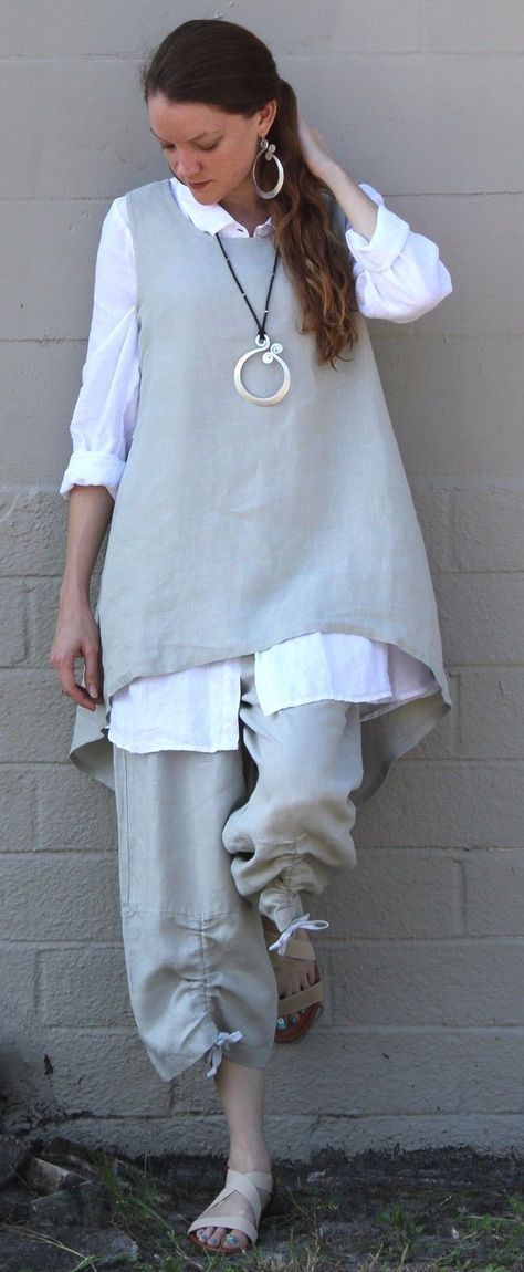 Mooie combinatie van overhemd met top. Leuk detail aan onderkant broek. Linen Layers Outfit, Layers Outfit, Tunic Linen, Ruched Pants, Linen Layers, Bryn Walker, Linen Tunic Tops, Estilo Hippie, Linen Tunic