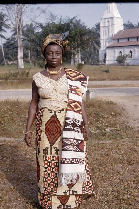 Vintage African Fashion, Congo Traditional Clothes, Congolese Traditional Clothing, Igbo History, Congolese Fashion, Congolese Culture, Nigeria Clothes, Africa Infographic, Traditional Dresses African