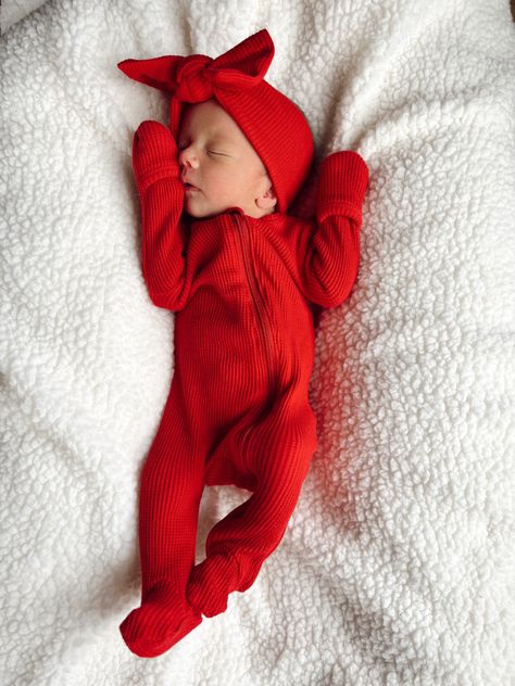 Newborn Christmas Hospital Pictures, December Newborn, Baby Christmas Photoshoot, Baby Hospital Photos, Fam Goals, Newborn Christmas Outfit, Newborn Hospital Outfits, Baby Aesthetic, Baby Hospital Outfit