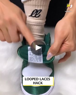 No Show Laces How To Tie, How To Lace Nikes, How To Lace Sneakers, Shoe Laces Patterns, How To Lace Shoes Without Tying, No Tie Shoe Laces Diy, How To Lace Shoes, Tie Shoe Laces Ideas, Shoe Lace Hacks