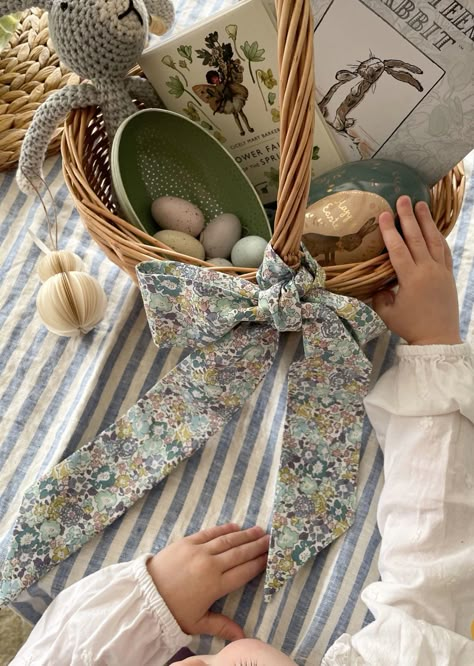 Easter Basket Photography, Vintage Easter Aesthetic, Thrifted Easter Basket, Easter Egg Hunt Aesthetic, Easter Trends 2025, Diy Easter Basket Ideas Handmade, Easter Basket Aesthetic, Easter Flatlay, Easter Aesthetic