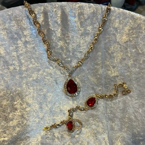 Earring/Necklace/Ringset Old Fashioned Necklaces, Red Quince Necklace, Red And Gold Necklace, Red Necklace Aesthetic, Forever Aesthetic, Red Necklaces, Fantasy Ball, Ruby Necklace Designs, Necklaces Red