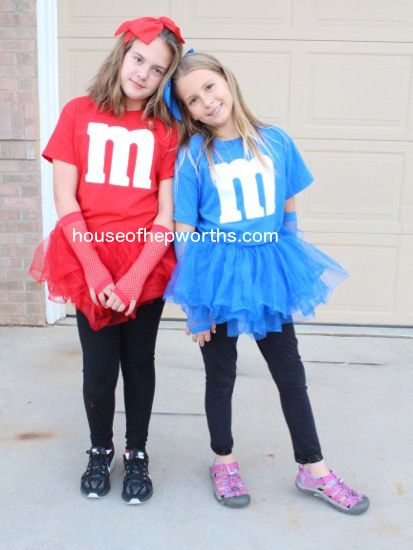 Easy DIY matching M&M costumes                                                                                                                                                                                 More M&m Halloween Costume, Disfraz Peter Pan, M Costumes, M&m Costume, Sister Halloween Costumes, Diy Halloween Dekoration, Candy Costumes, Hallowen Ideas, Bff Halloween Costumes