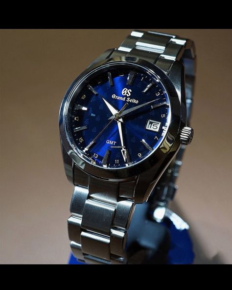 Gentleman Watch, Grand Seiko, Twist Styles, Vintage Watches For Men, Seiko Watches, Analog Watch, Luxury Watches For Men, Cool Watches, Watch Design