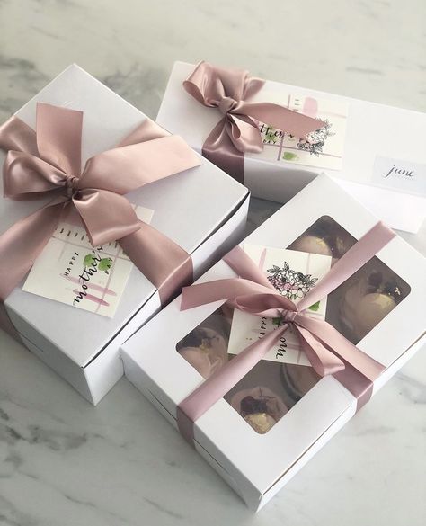 Cake Boxes Packaging, Brownie Packaging, Bakery Packaging Design, Cake Summer, Mothers Day Chocolates, Mothers Day Desserts, Mothers Day Cupcakes, Food Business Ideas, Cupcake Gift