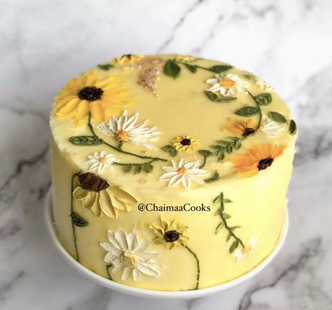 Sunflower Birthday Cakes, Sculpture Inspiration, Daisy Cakes, Bee Cakes, Simple Cake Designs, Mini Cakes Birthday, Creative Birthday Cakes, Simple Birthday Cake, Cake Decorating Designs