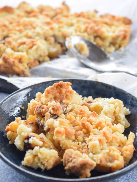 Crumble aux pommes, à l'amande et à la cannelle Cherry Recipes Dessert, Cauliflower Recipes Healthy, Recipes Using Cake Mix, Boxed Cake Mixes Recipes, Impressive Dinner, Dessert Cups Recipes, Peach Desserts, Lemon Dessert Recipes, Appetizers Easy Finger Food