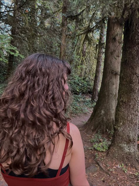 Leaves In Hair Aesthetic, Messy Brown Hair Aesthetic, Brown Princess Hair Aesthetic, Long Wavy Brown Hair Aesthetic, Curly Brown Hair Girl Aesthetic, Cottage Core Aesthetic Girl Black Hair, Messy Curly Hair, Brunette Aesthetic, Brown Curly Hair