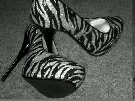 pumps Zebra Heels, Zebra Shoes, 00s Mode, Mcbling Fashion, Animal Print Fashion, Hot Shoes, Fashion High Heels, Crazy Shoes, Dream Shoes