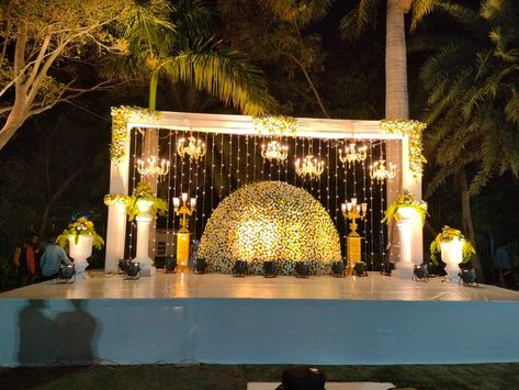 Simple Outdoor Reception Decor, Sangeeth Stage Decor Outdoor Simple, Simple Sangeet Decor, Reception Decorations Indian Stage, Outdoor Stage Decoration, Wedding Reception Stage Decorations Backdrops, Sangeet Decoration Night Indoor, Sangeet Setup, Sangeet Ideas