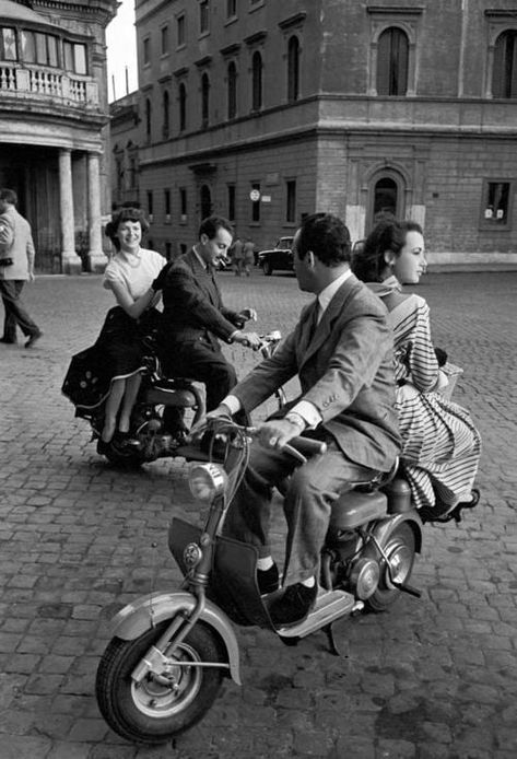 Two friends driving their girls around Rome, 1950 - 9GAG Old Photography, Black And White Photograph, Vintage Italy, Retro Photo, Magnum Photos, Black White Photos, Bw Photo, White Photo, Vintage Pictures