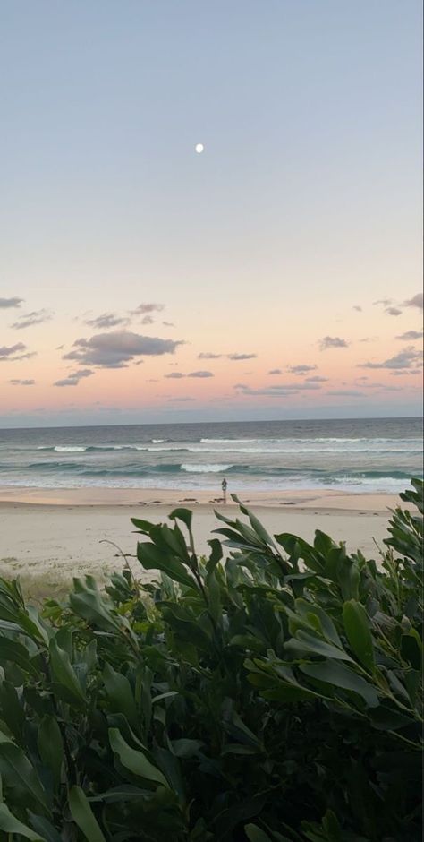 Sunset Summer Aesthetic, Aesthetic Happy, Clouds Sunset, Moon Wallpaper, Sunset Summer, Summer Aesthetic, At The Beach, Sun, Water