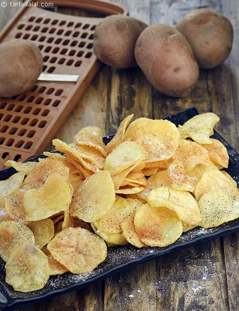 Low Cal Potato Wafers ( Faraal Recipe) Wafers Recipe, Potato Wafers, Potato Chips Recipe, Potato Chip Recipes, How To Make Potatoes, Tasty Snacks, Tea Snacks, Popular Snacks, Banana Chips