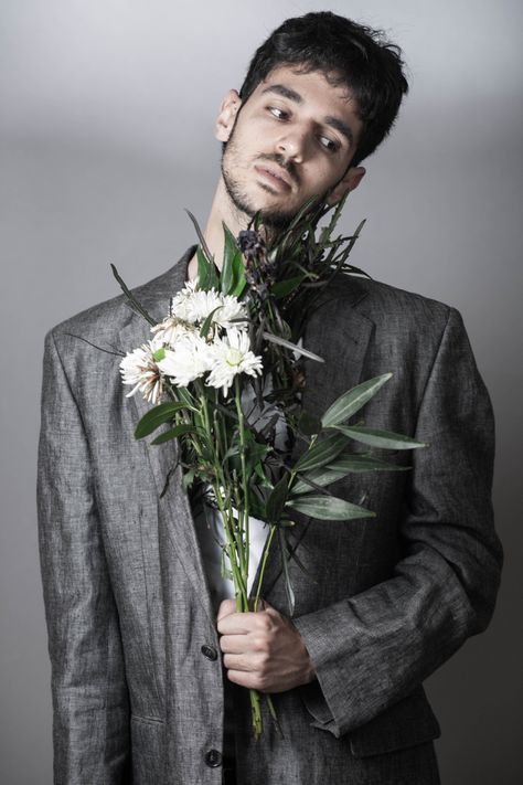 Inspired by Tim Burton's movie. A dead looking man wearing a suit holding a flower bouquet. Studio photoshoot, grey background. Man Holding Flowers Pose Reference, Holding Bouquet Of Flowers Pose, Person Holding Bouquet, Guys With Flowers, Guy Holding Flowers, Man Holding Bouquet, Person Holding Flowers, Art Toturial, Holding Flowers Pose