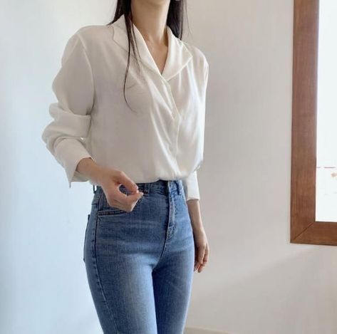 White Blouse Outfit, Blouse Satin, Loose Fitting Pants, Satin Bluse, Romantic Blouses, Satin Blouses, Vintage Blouse, Simple Girl, Satin Top