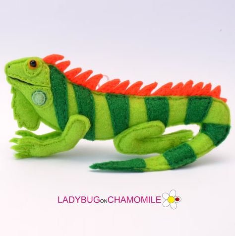 IGUANA Felt Toy Ornament - Etsy Australia Jungle Mural, Felt Animal, Felt Projects, Felt Wool, Jungle Animal, Felt Patterns, Textile Arts, Amazon Rainforest, Felt Christmas Ornaments