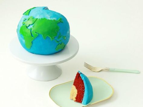 This globe-shaped cake is made up of delicious layers, right down to the core. Edible Layers Of The Earth, Earth Crust Layers, Earth Layers Cake, Layers Of The Earth Cake, How To Make A Model Of The Earths Layers, White Buttercream Frosting, Earth Cake, Anti Gravity Cake, Planet Cake