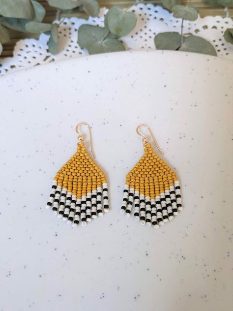 Yellow zebra fringe earrings Beading Earrings, Stitch Earrings, Beading Thread, Bohemian Chic Fashion, Brick Stitch Earrings, Tassel Jewelry, Bead Loom Patterns, Bead Loom, Bead Work Jewelry