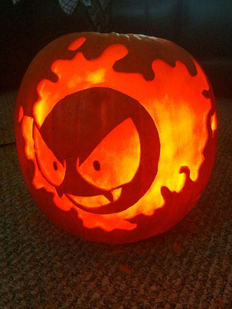 #pumpkincarving, #halloweenpumpkins, #pumpkinart, #halloweendecor, #spookypumpkins, #halloween2023, #creativehalloween, #pumpkindecor, #halloweeninspiration, #carvingideas D20 Pumpkin Carving, Pochita Pumpkin Carving, Gastly Pokemon Pumpkin, Jack O Lantern Pokemon, Gengar Pumpkin Carving, Pumpkin Carving Ideas Nerdy, Pikmin Pumpkin Carving, Nintendo Pumpkin Carving, Pokemon Pumpkin Carving Ideas