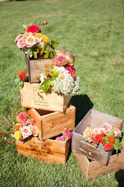 Wooden Crates Wedding, Wood Box Decor, Retro Wedding Decorations, Boho Chic Party, Wine Box Wedding, Bali Garden, Bohemian Bridal Shower, Wine Boxes, Stile Boho Chic