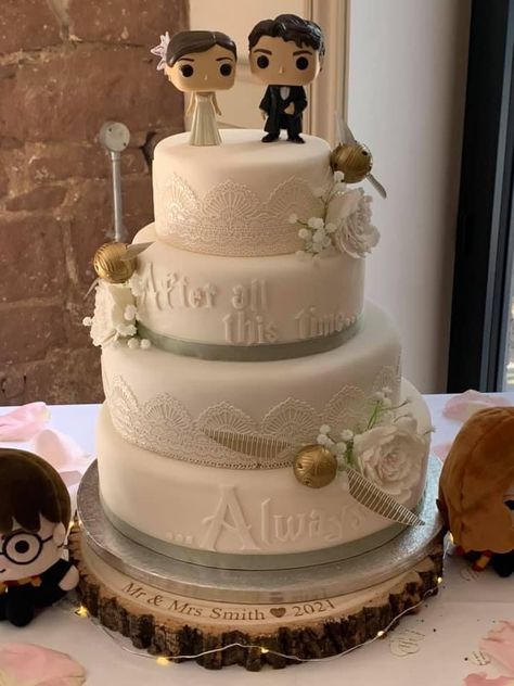 Wedding Cake Harry Potter, Harry Potter Wedding Decorations, Boda Harry Potter, Harry Potter Wedding Cake, Harry Potter Wedding Dress, Harry Potter Art Drawings, Harry Potter Wedding Theme, Sunflower Themed Wedding, Harry Potter Food