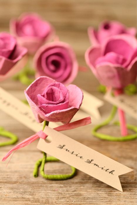 Learn how to make gorgeous paper roses/DIY escort cards using egg cartons. Simple Paper Flower, Egg Carton Flowers, Paper Roses Diy, Diy Flores, Fleurs Diy, Egg Carton Crafts, Easy Paper Flowers, Roses Wedding, Egg Carton