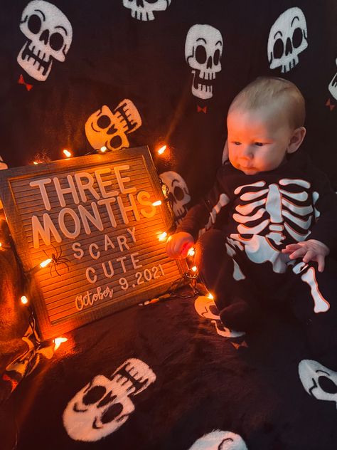 Infant Photoshoot Ideas Halloween, 3 Month Halloween Photoshoot, 1 Month Halloween Photoshoot, 4 Month Halloween Pictures, 4 Month Old Halloween Pictures, 3 Month Halloween Pictures, One Month Old Halloween Pictures, Diy Newborn Halloween Photos, Halloween Photos Baby