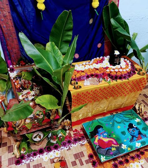 Decoration Manglagauri Decoration, Satyanarayan Pooja Decoration, Satyanarayan Pooja, Pooja Decoration, Ganapati Decoration, Lord Shiva Family, Wall Hanging Crafts, Love Songs Lyrics, Indian Festivals