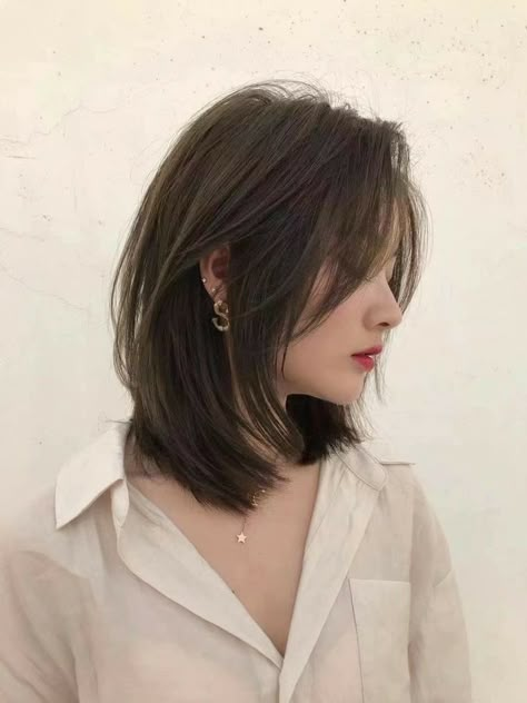 Korean Hair Color, Hair Style Korea, Asian Short Hair, Haircuts Straight Hair, Penteado Cabelo Curto, Haircuts For Medium Hair, Hair Stylist Life, Short Hair With Bangs, Cut My Hair